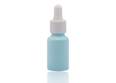 La couleur bleuâtre enduisant le compte-gouttes d'huile essentielle met la bouteille en bouteille en céramique blanche 30ml