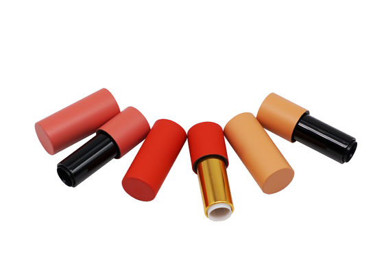 Les tubes écologiques en aluminium de pulvérisation rouges de baume à lèvres entassent en vrac avec l'aimant