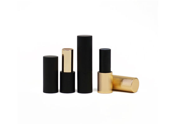 Les conteneurs de rouge à lèvres de cylindre d'or de noir de GV entassent en vrac pour des cosmétiques