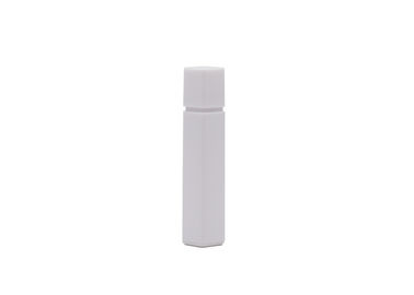 Le jet de parfum en verre rechargeable en plastique blanc carré met l'emballage en bouteille de soins de la peau