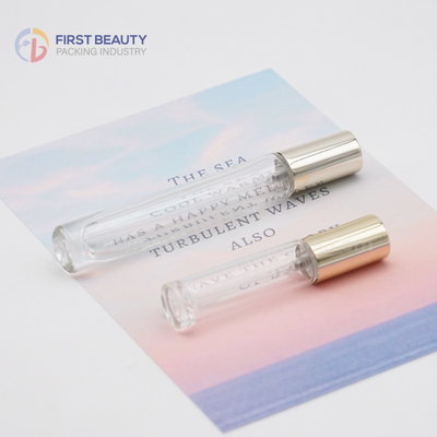 Des bouteilles de parfums à vis d'or