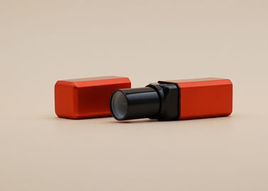 Le rouge à lèvres vide rouge givré de Matt met la forme en bouteille carrée pour le soin personnel
