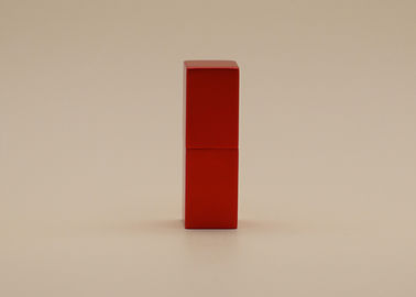 Le rouge à lèvres vide rouge givré de Matt met la forme en bouteille carrée pour le soin personnel