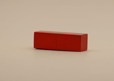 Le rouge à lèvres vide rouge givré de Matt met la forme en bouteille carrée pour le soin personnel