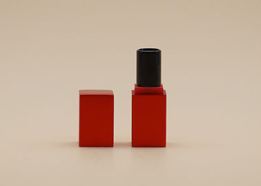 Le rouge à lèvres vide rouge givré de Matt met la forme en bouteille carrée pour le soin personnel