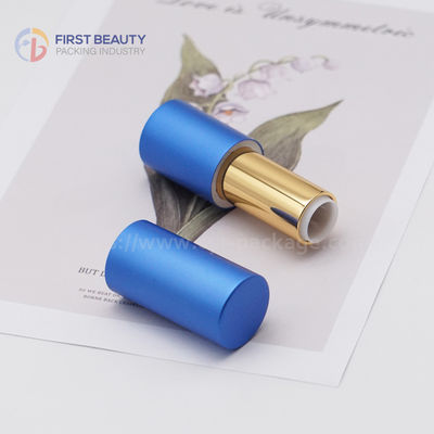 Un tube de rouge à lèvres vide en plastique et en aluminium personnalisable